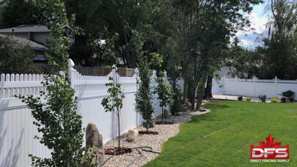 DFS Vinyl privacy fence, Hadfield profile in white